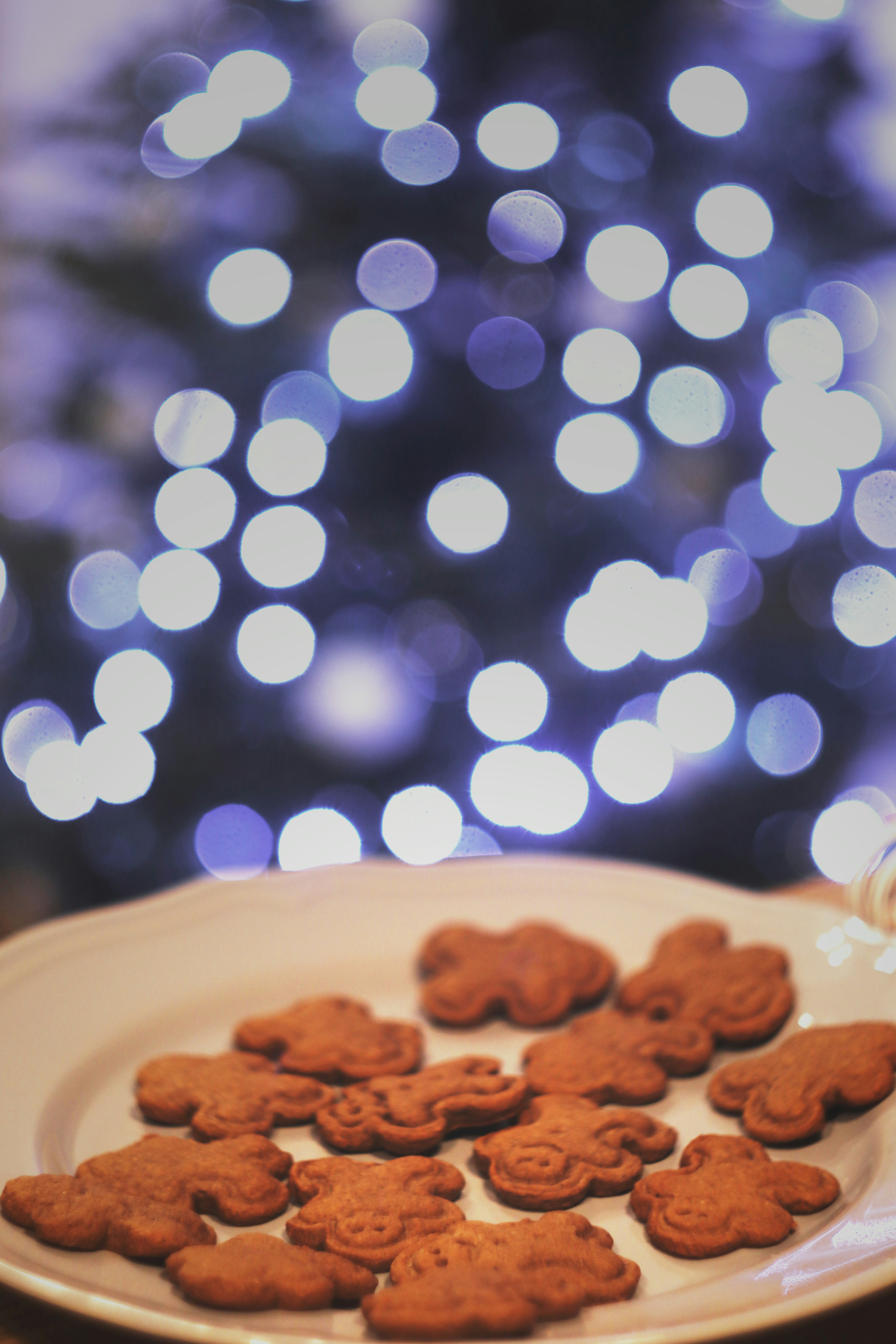 cookies in round white ceramic plate