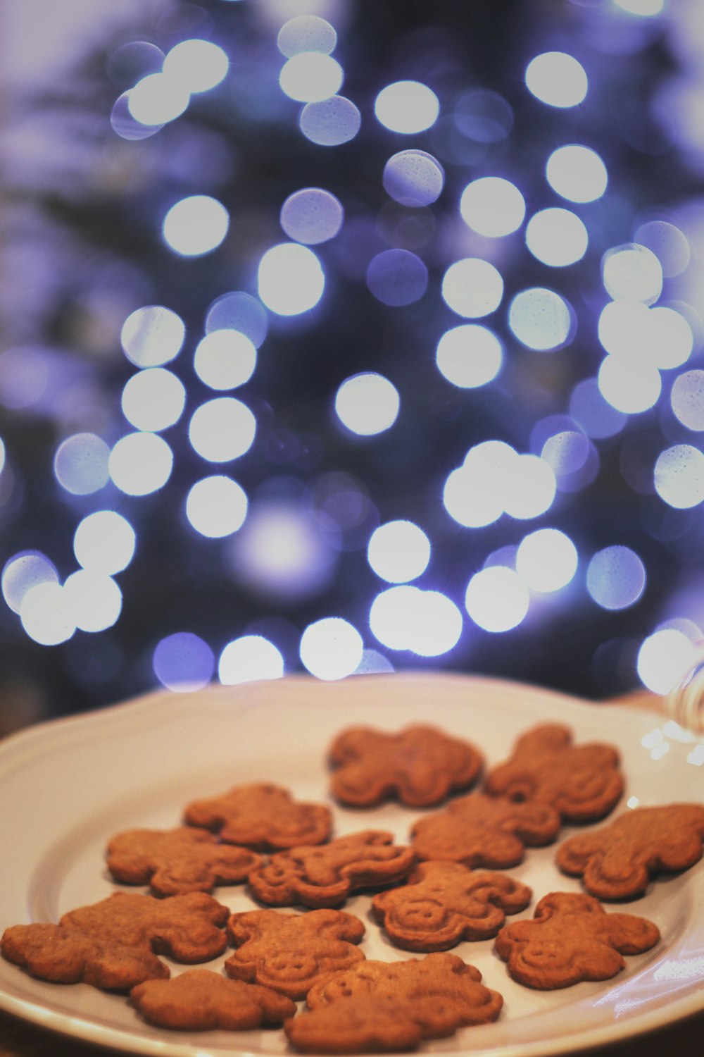 cookies in round white ceramic plate