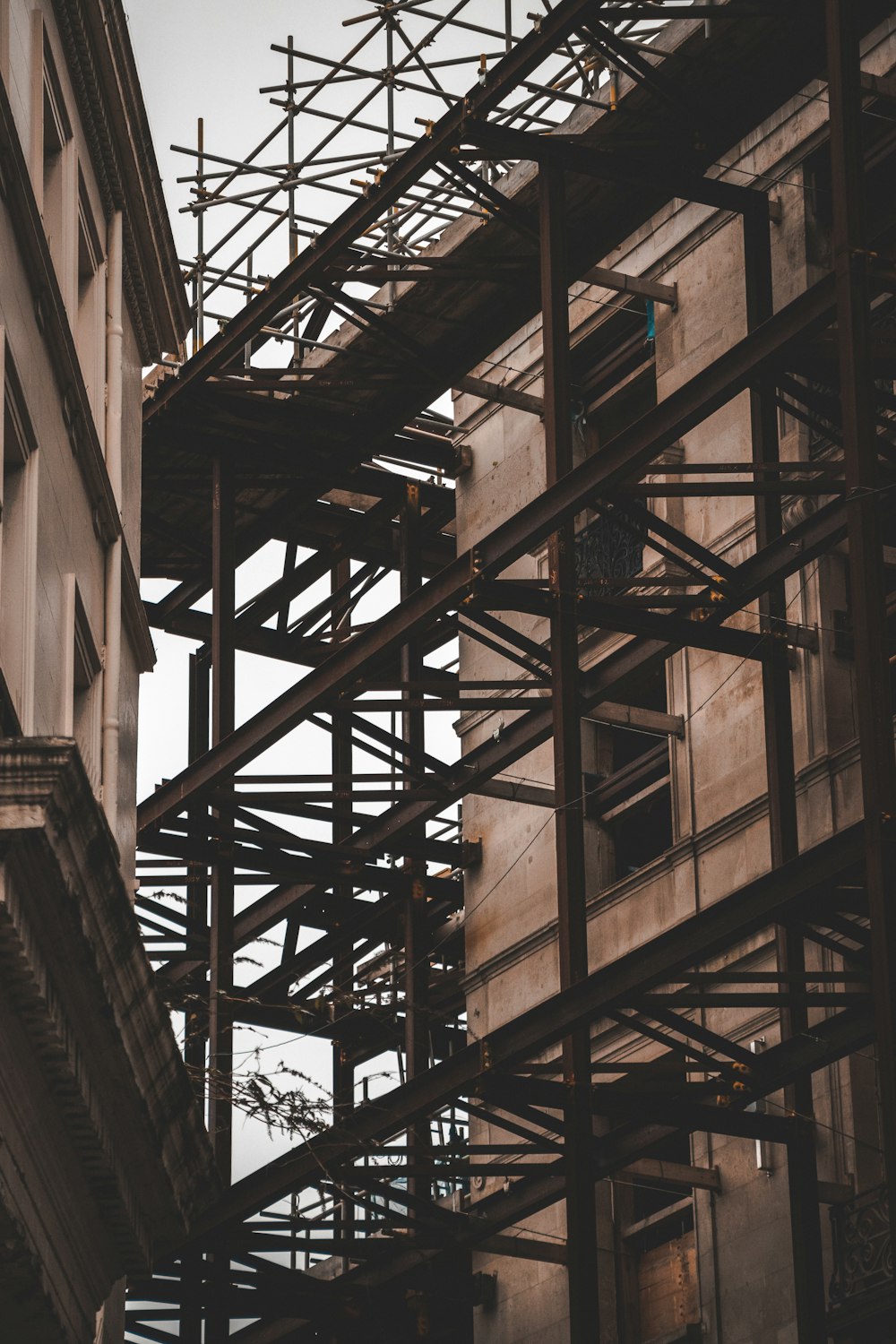 Photographie en contre-plongée d’un bâtiment en béton gris avec sortie de secours