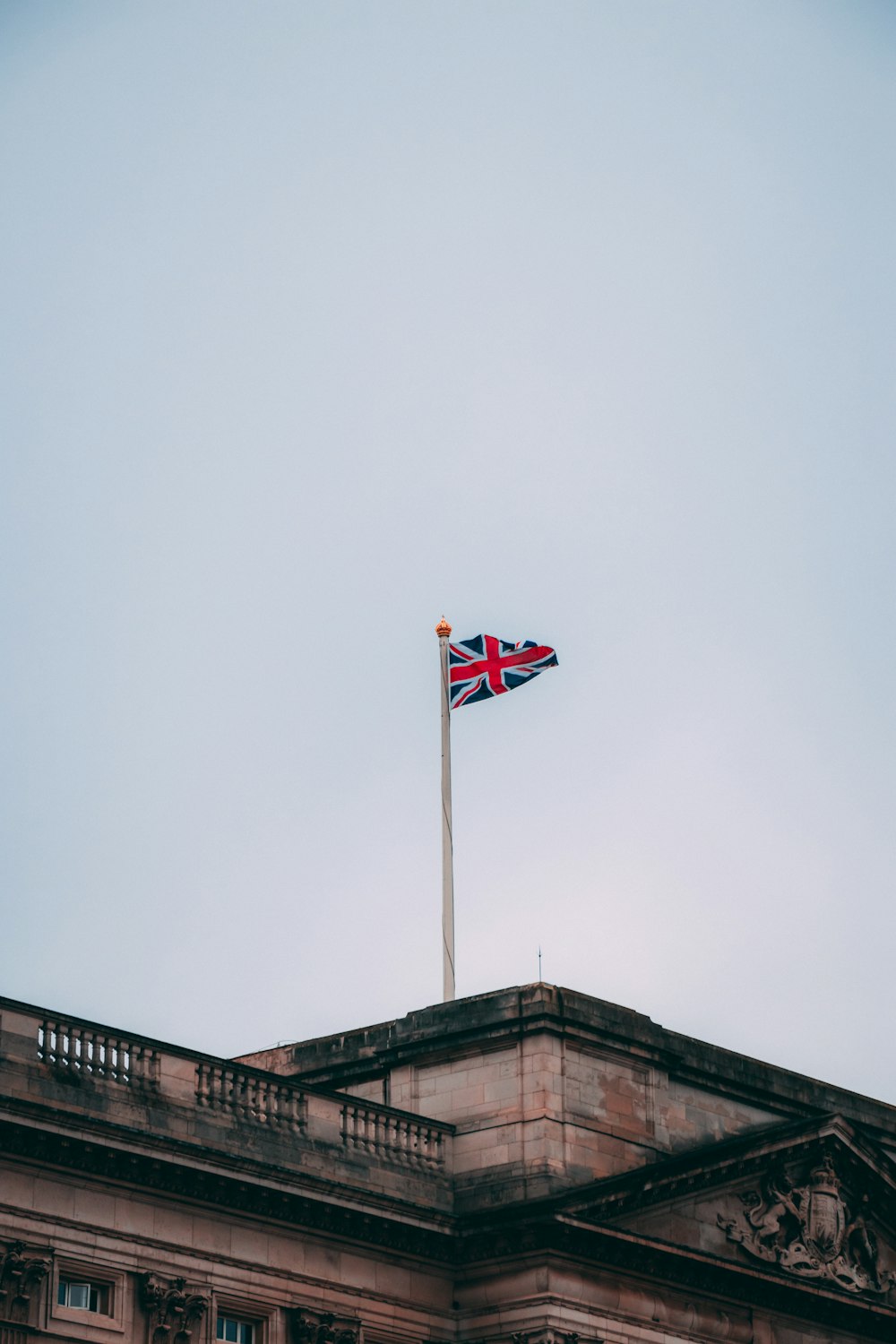 bandeira azul, branca e vermelha no edifício de concreto