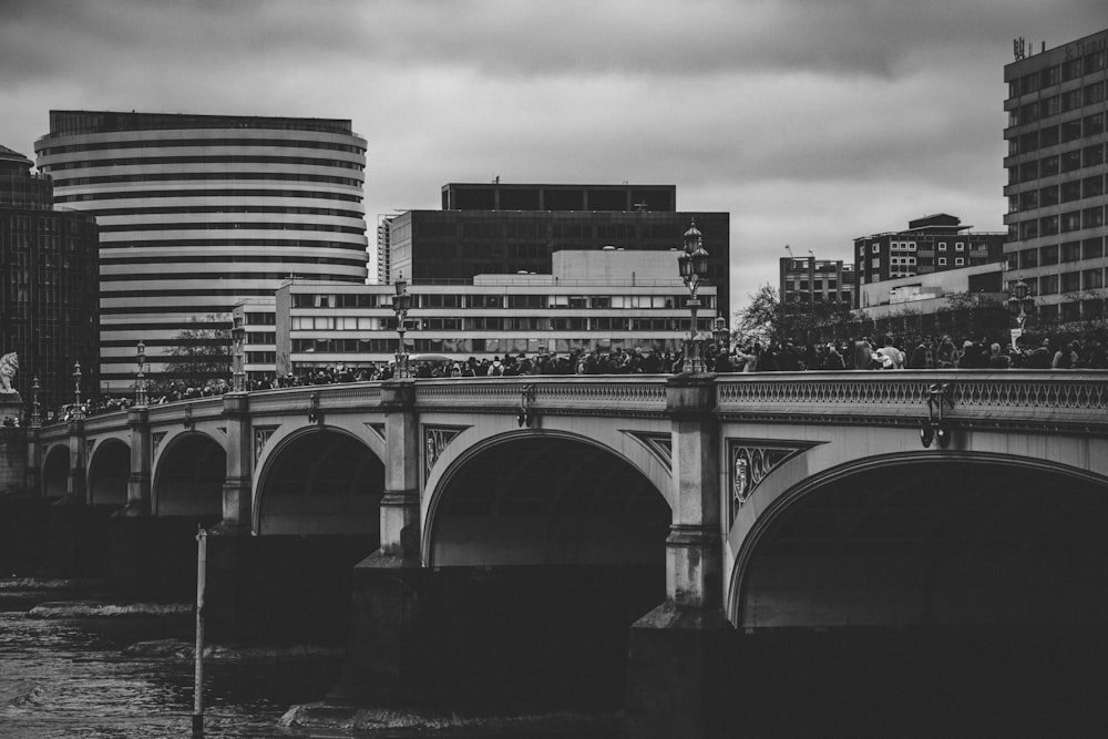 Photo en niveaux de gris du bâtiment et du pont