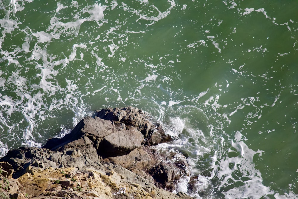 Vue de dessus d’un plan d’eau vert avec des rochers