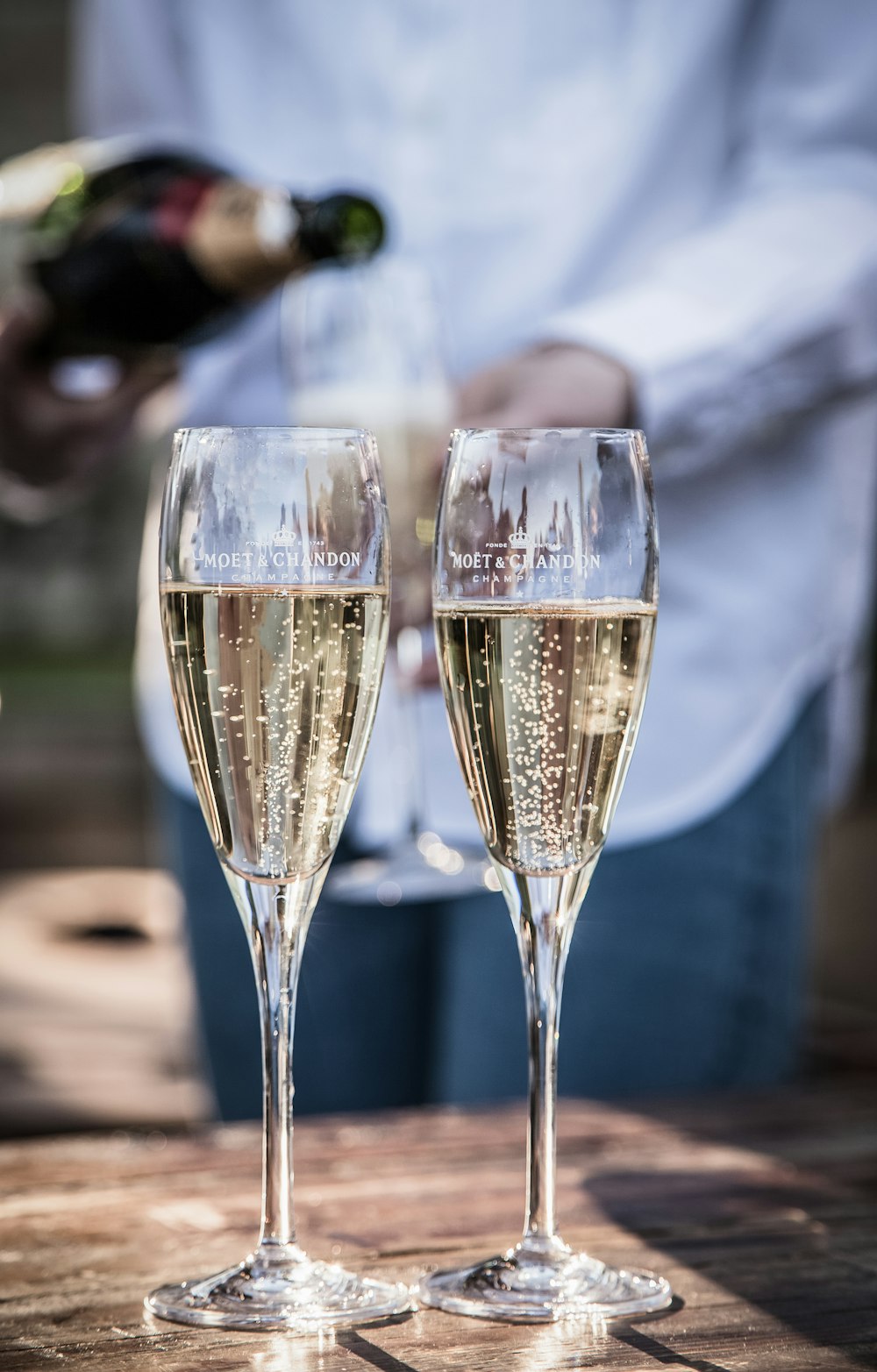 deux verres de vin près de la personne debout