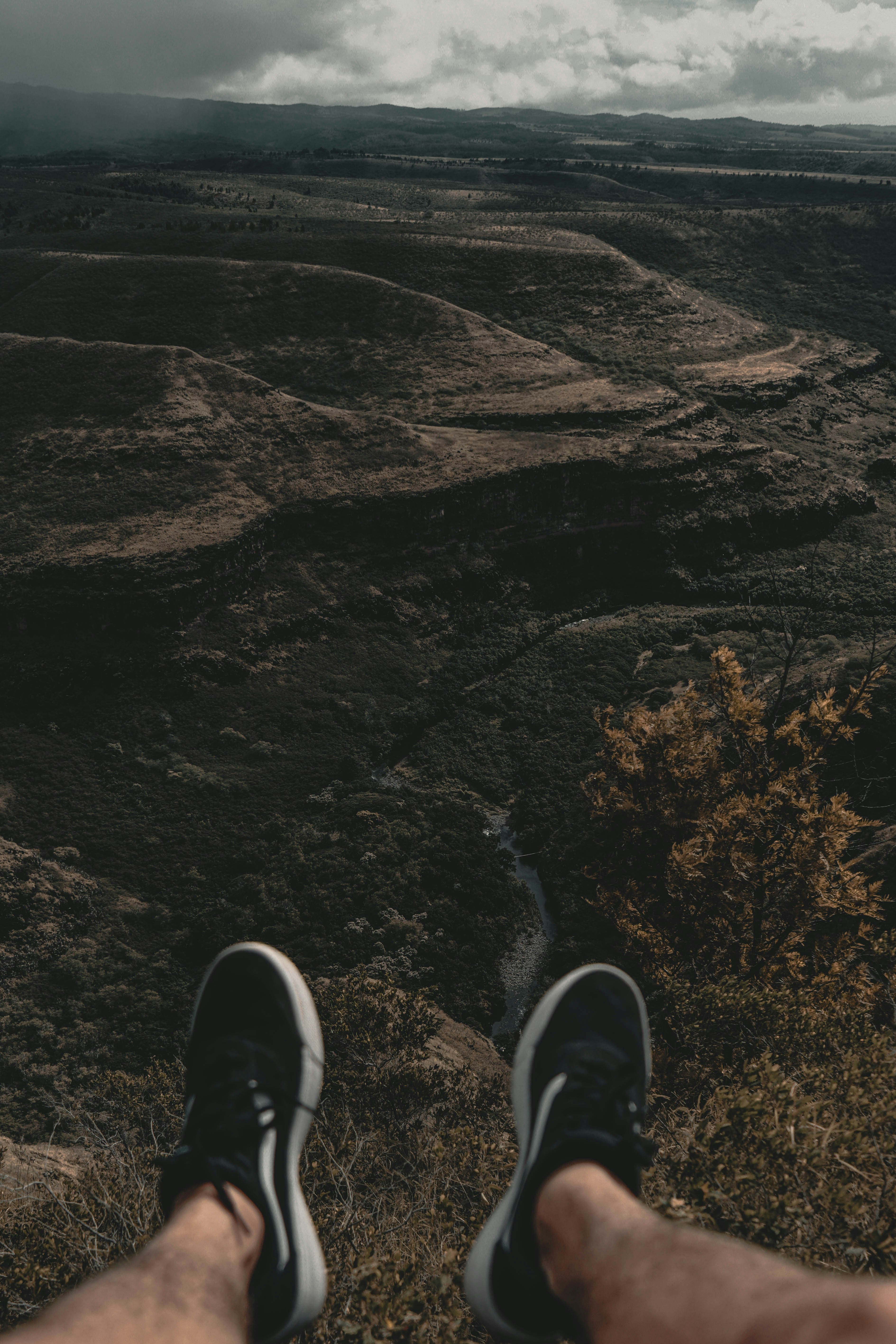 山の端に人の視点の写真 Unsplashで見つける黒の無料写真