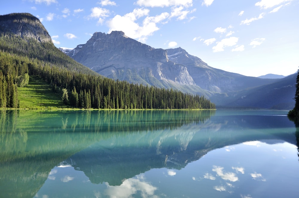 Lac glaciaire entouré de montagne dans la photographie de nature