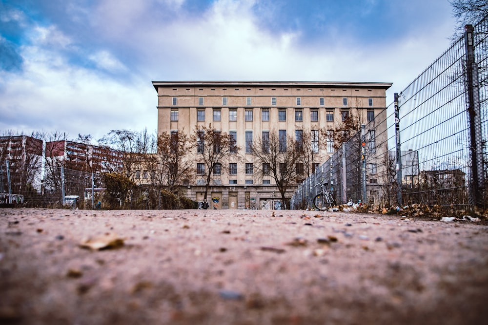 Edificio de hormigón marrón