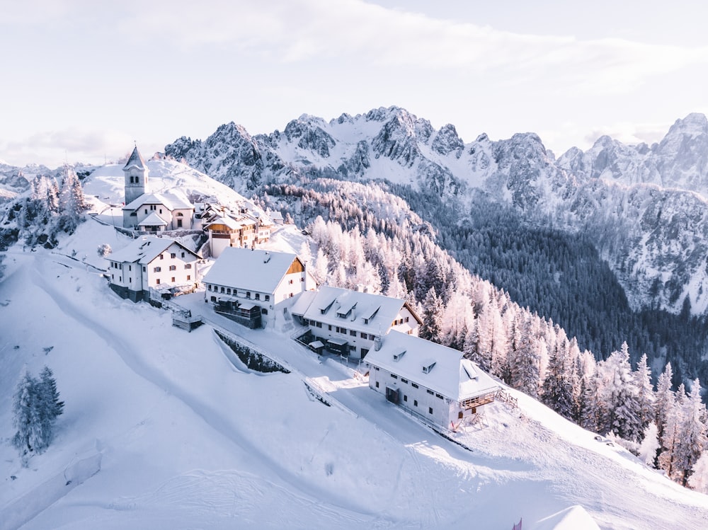 Casas na montanha cobertas de neve