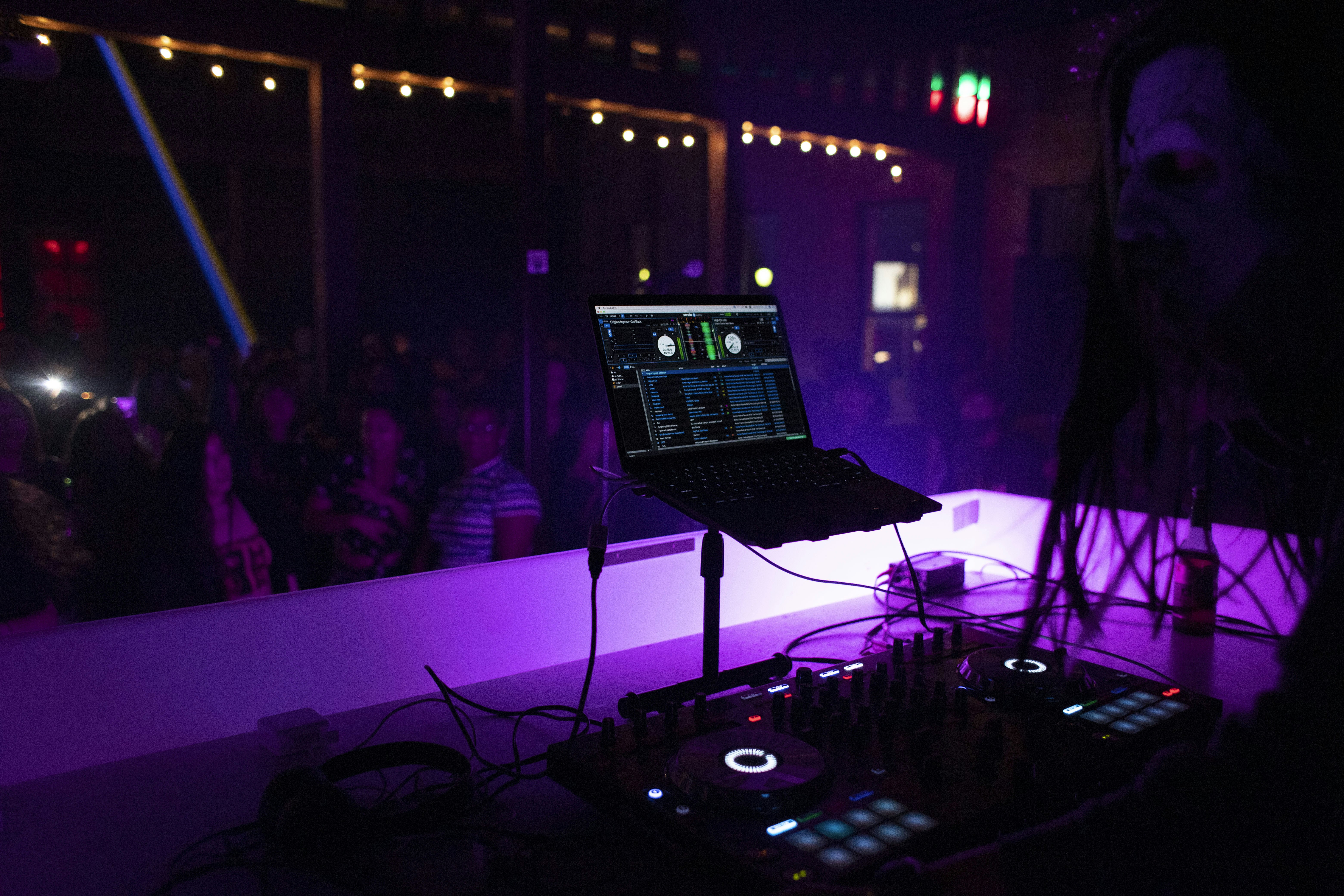 Image de Top 7 DJs disco lyonnais pour enflammer vos soirées privées