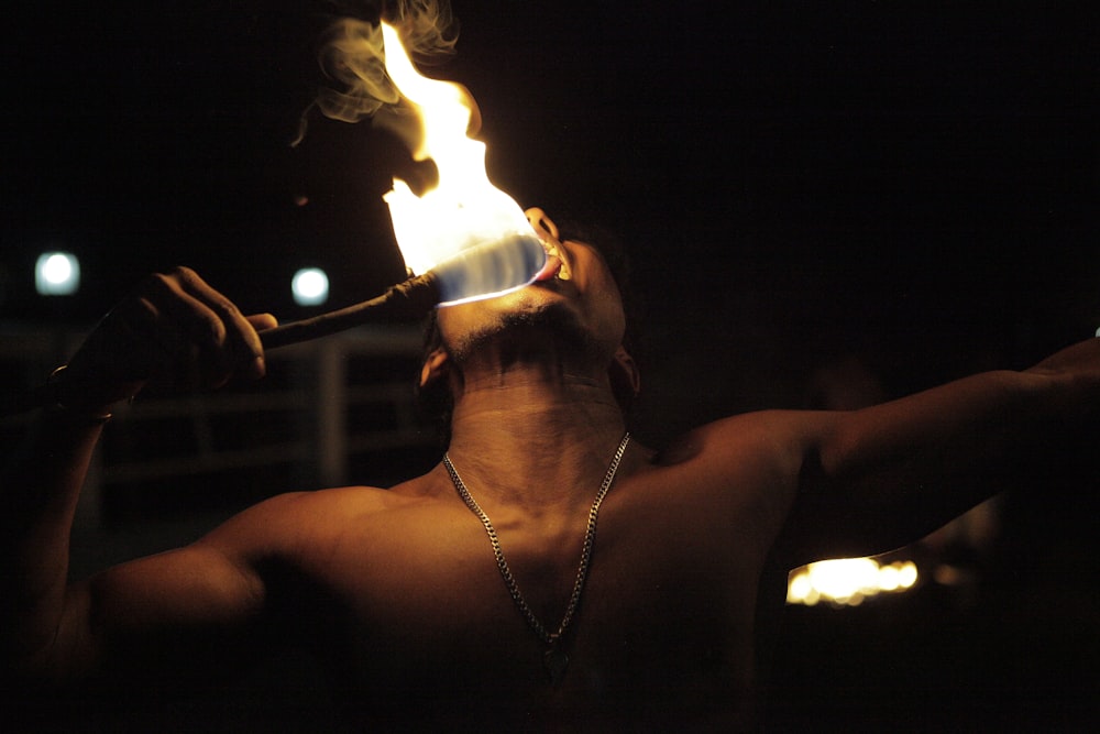 hombre jugando al fuego en la penumbra