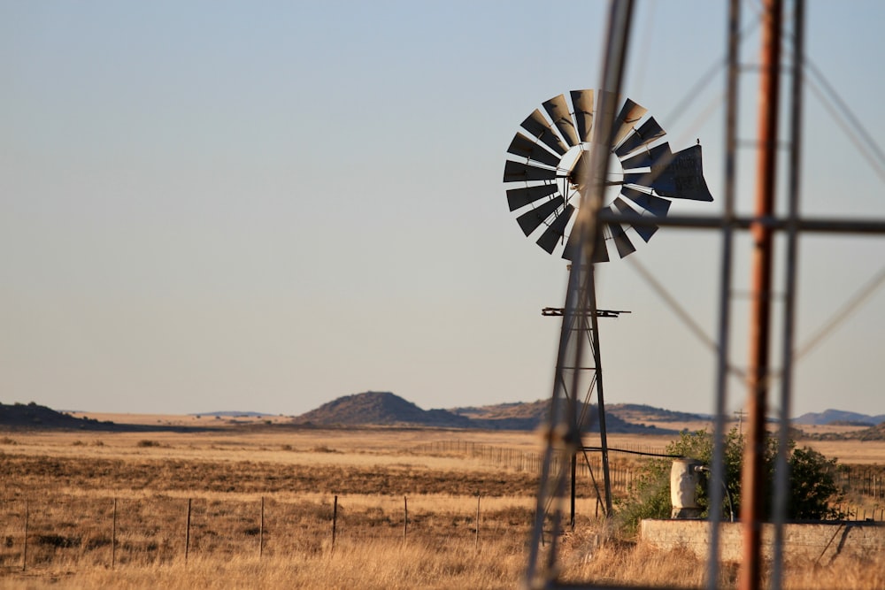 Molino de viento negro en campo marrón