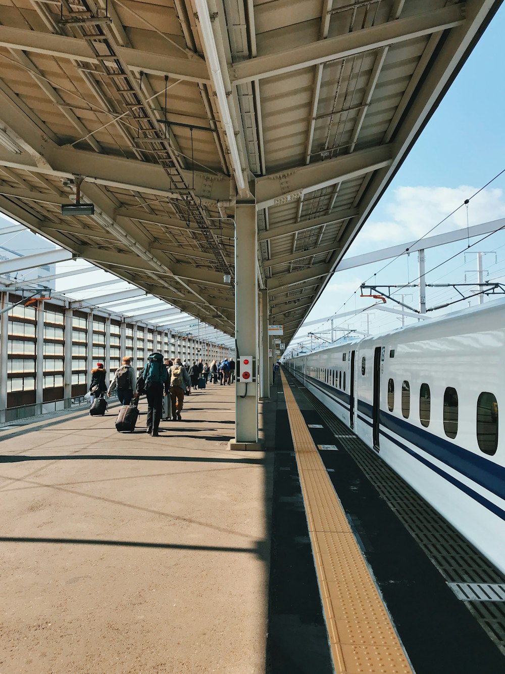 Personen am Bahnhof