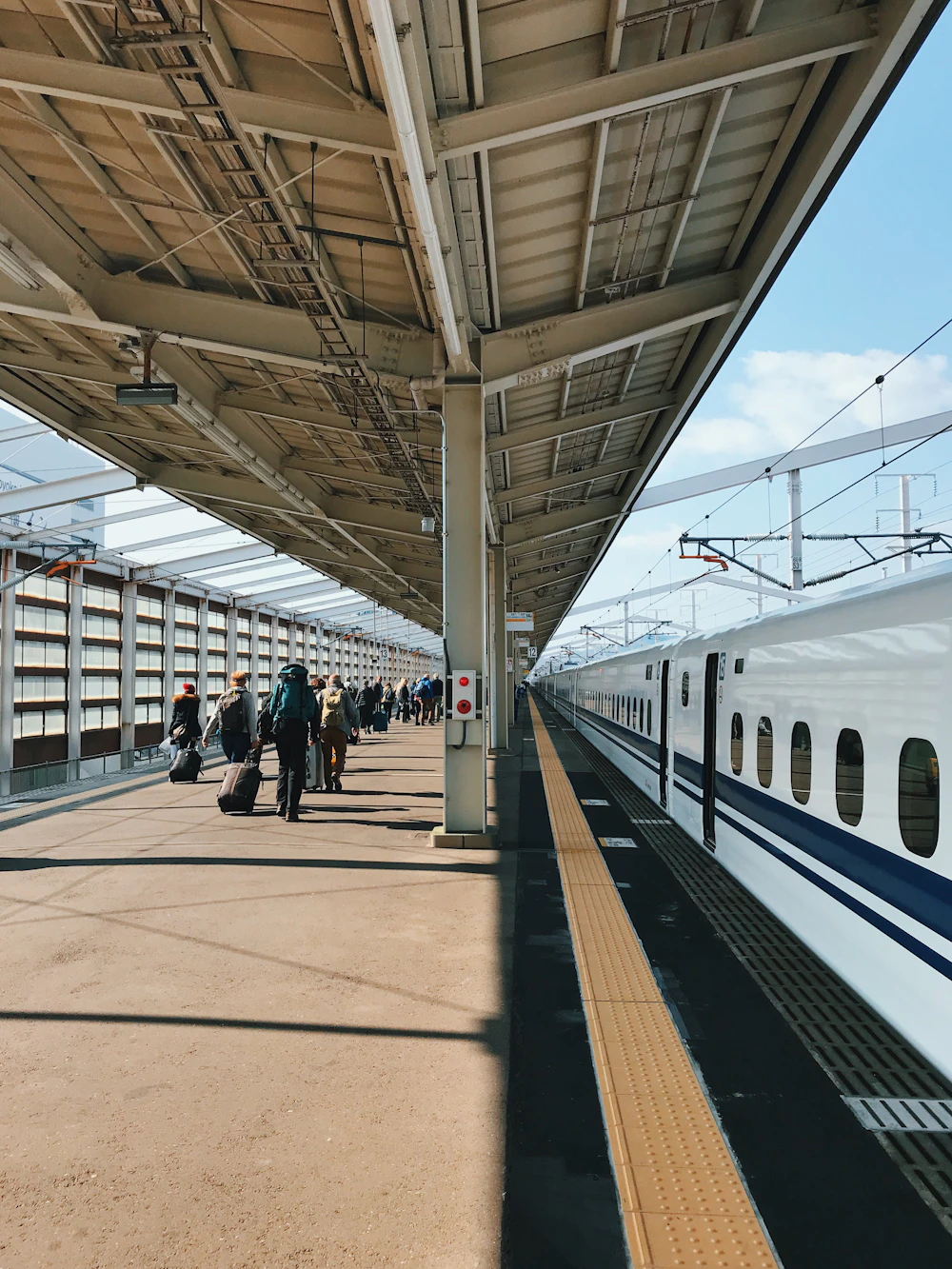 電車でのアクセスをイメージした駅のホーム