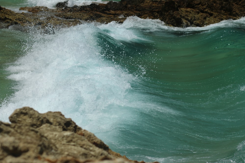 Fotografía time-lapse de las olas del océano salpicando las rocas