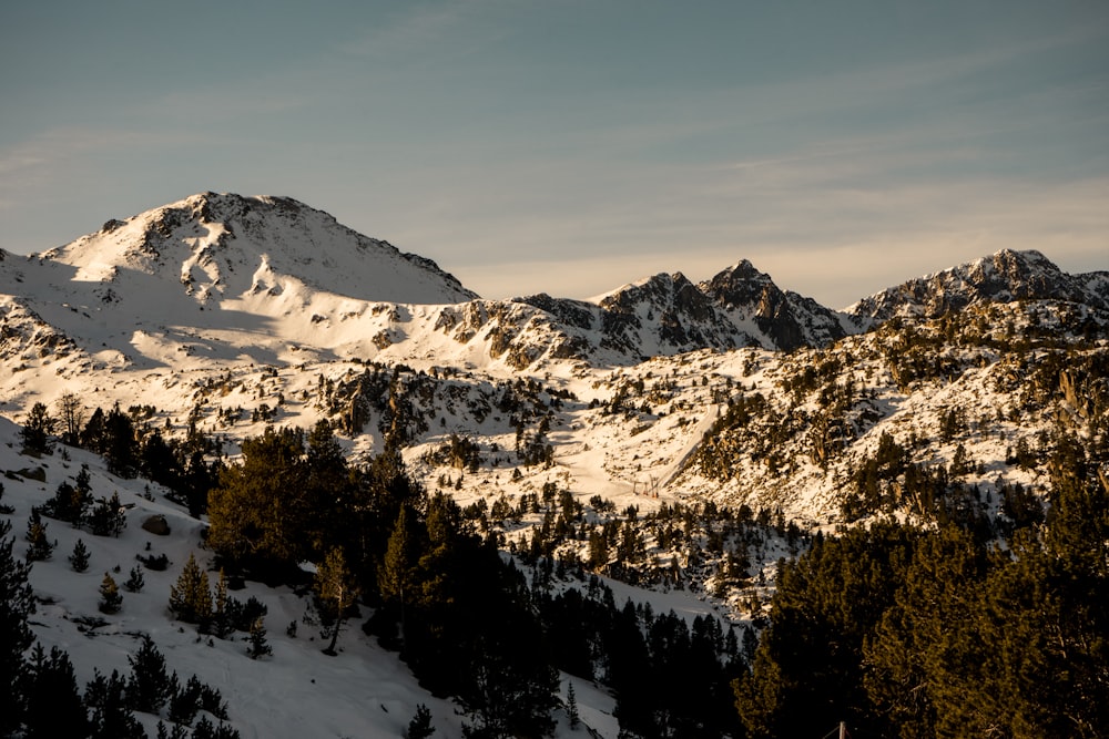 montanha coberta por neve durante o dia