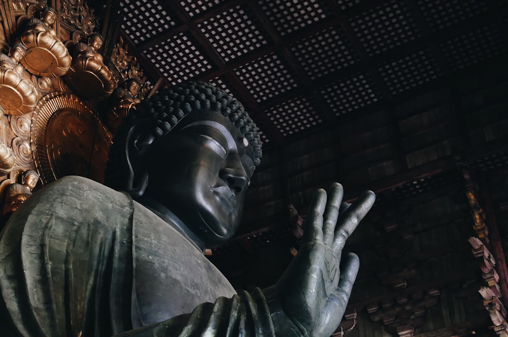 Statue de Bouddha noir à l’intérieur de la chambre