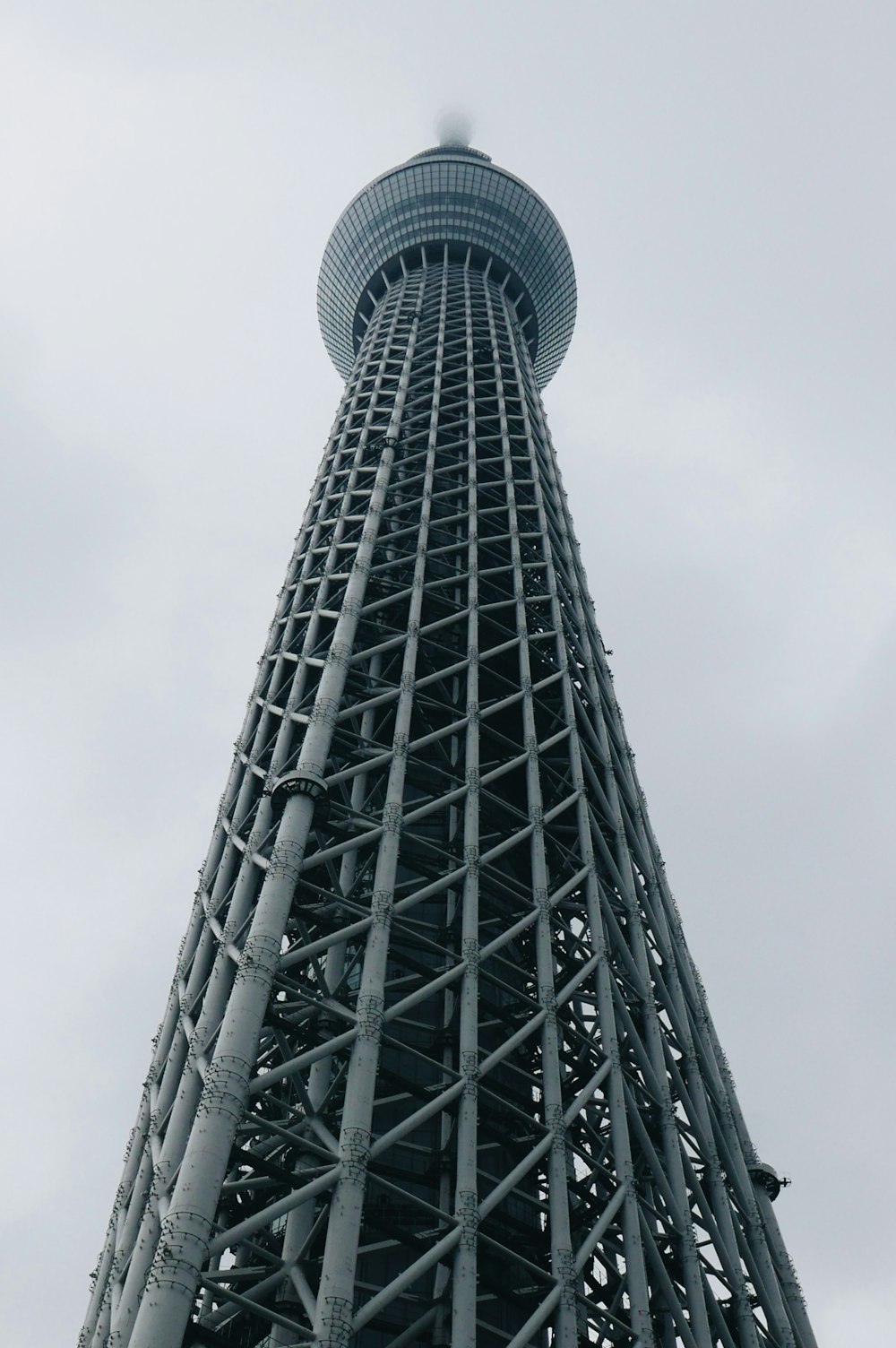 Worms Blick auf ein graues Betongebäude