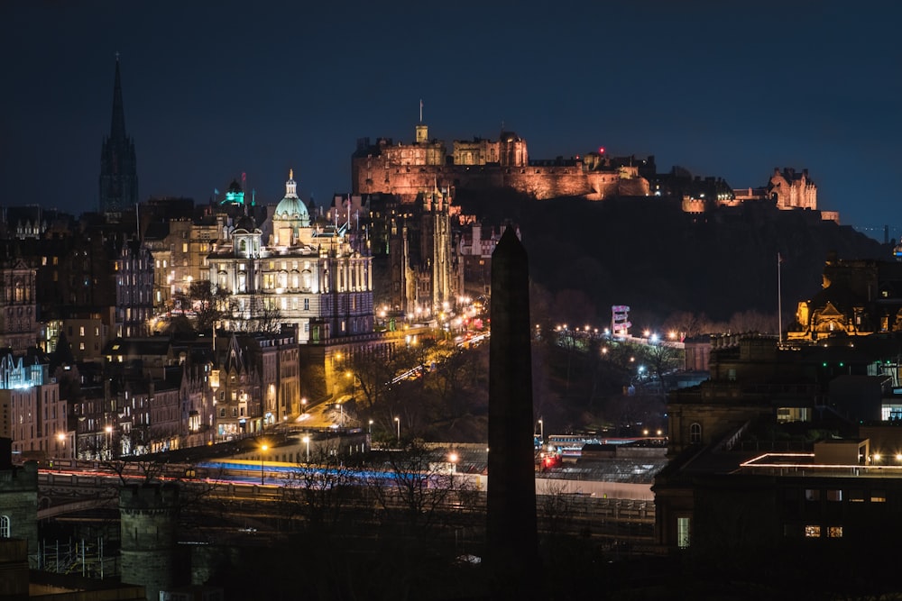 Photographie de vue aérienne de la ville la nuit