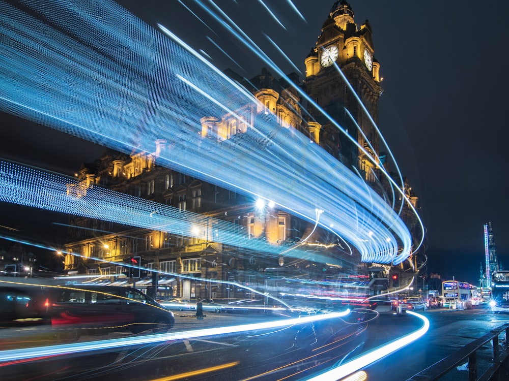 Zeitrafferfoto von Fahrzeugen in der Nacht