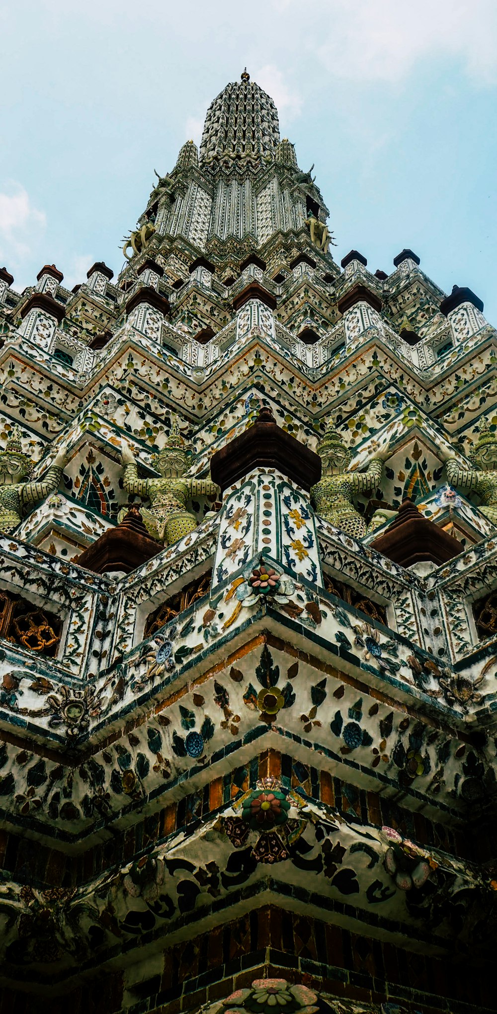 foto de baixo ângulo do edifício de concreto