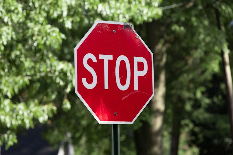 Panneau stop usé au bord d'une route