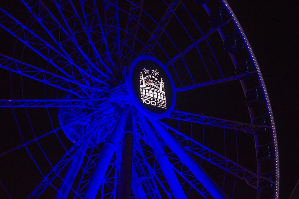 blaues Riesenrad mit eingeschaltetem Licht