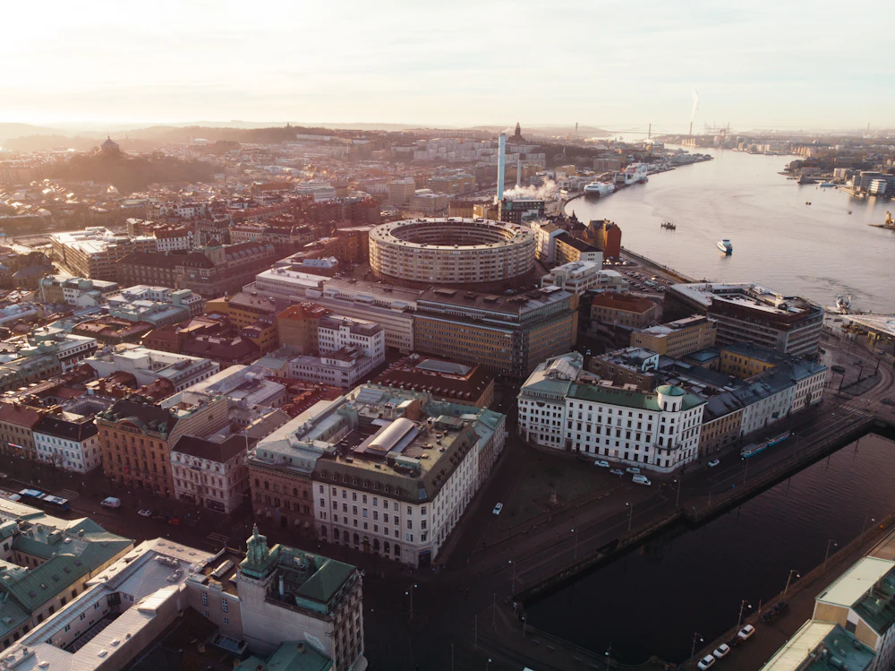 Centrum Göteborga z lotu ptaka o zachodzie słońca, z rzeką i kanałem