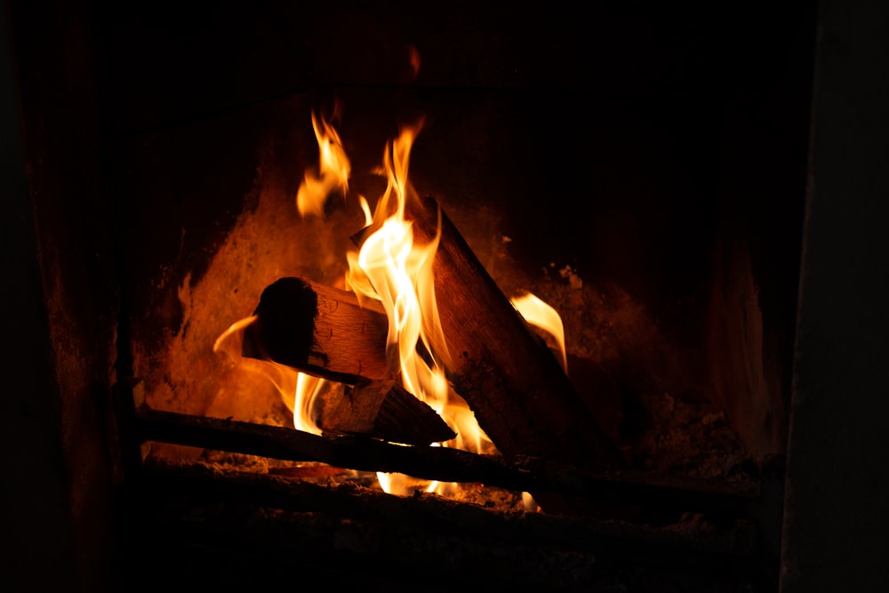 暖炉で燃やした薪