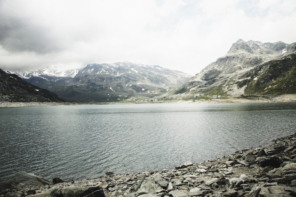 Fotografía de paisajes de montaña y lago