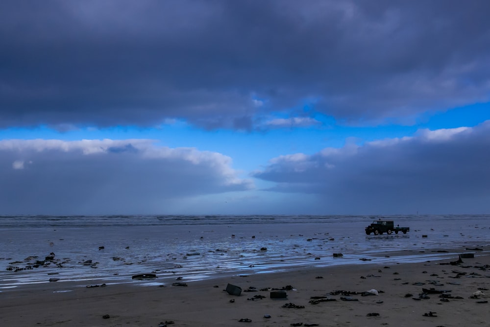 青と灰色の空の下のビーチ