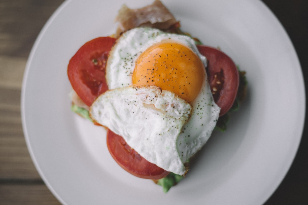 egg on tomatoes