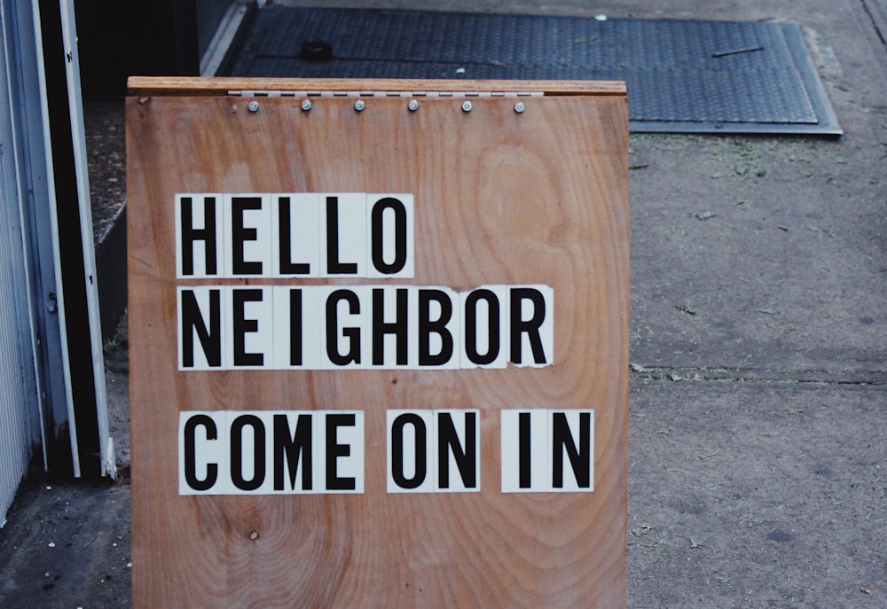 こんにちは隣人と茶色の木の板は、看板に来ます