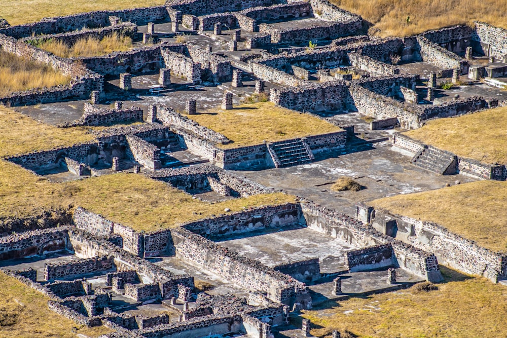 fotografia dall'alto di un edificio in cemento grigio