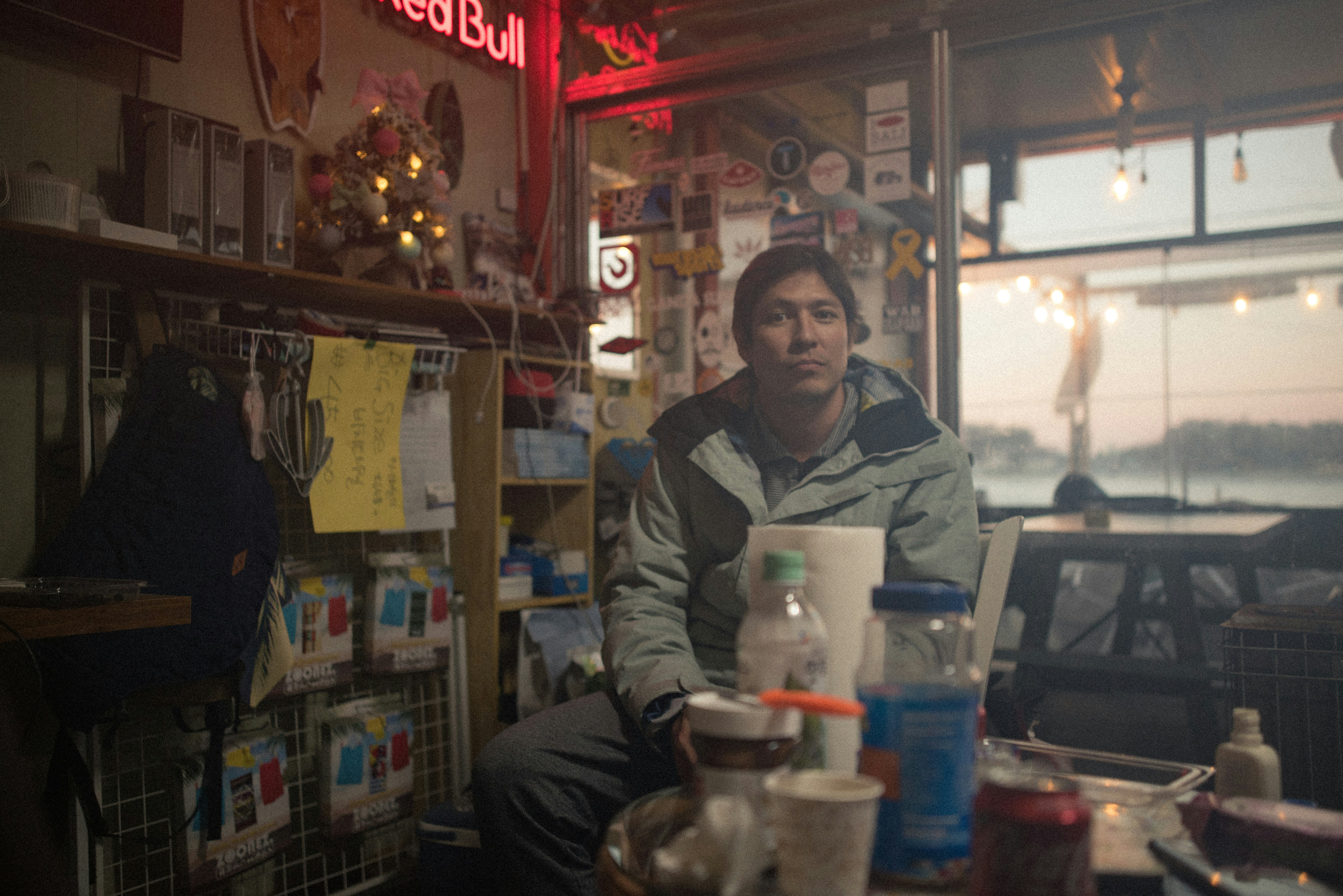 uomo seduto vicino allo sgabello