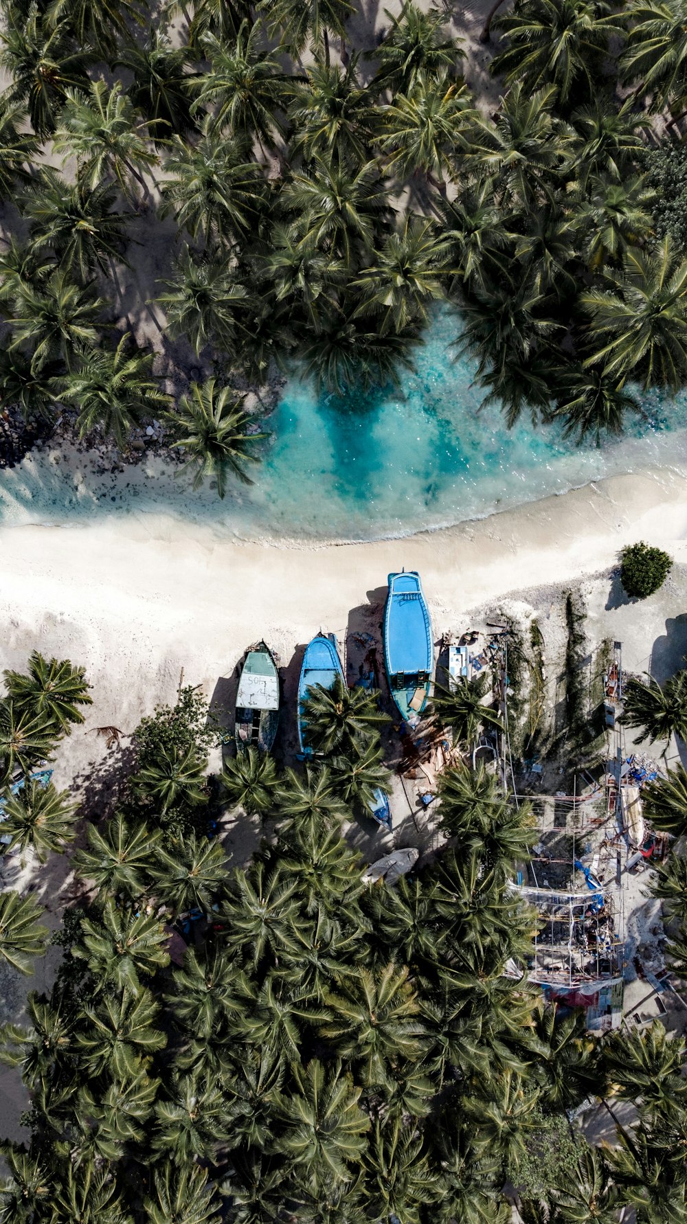 Photographie aérienne de trois bateaux sur l’île