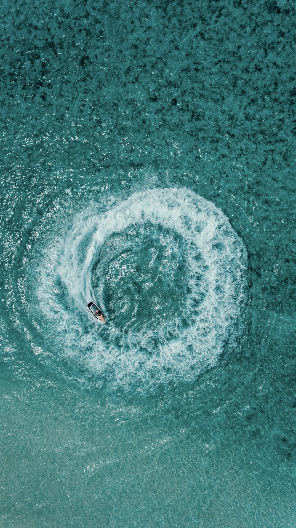 ripresa aerea persona in sella a moto d'acqua