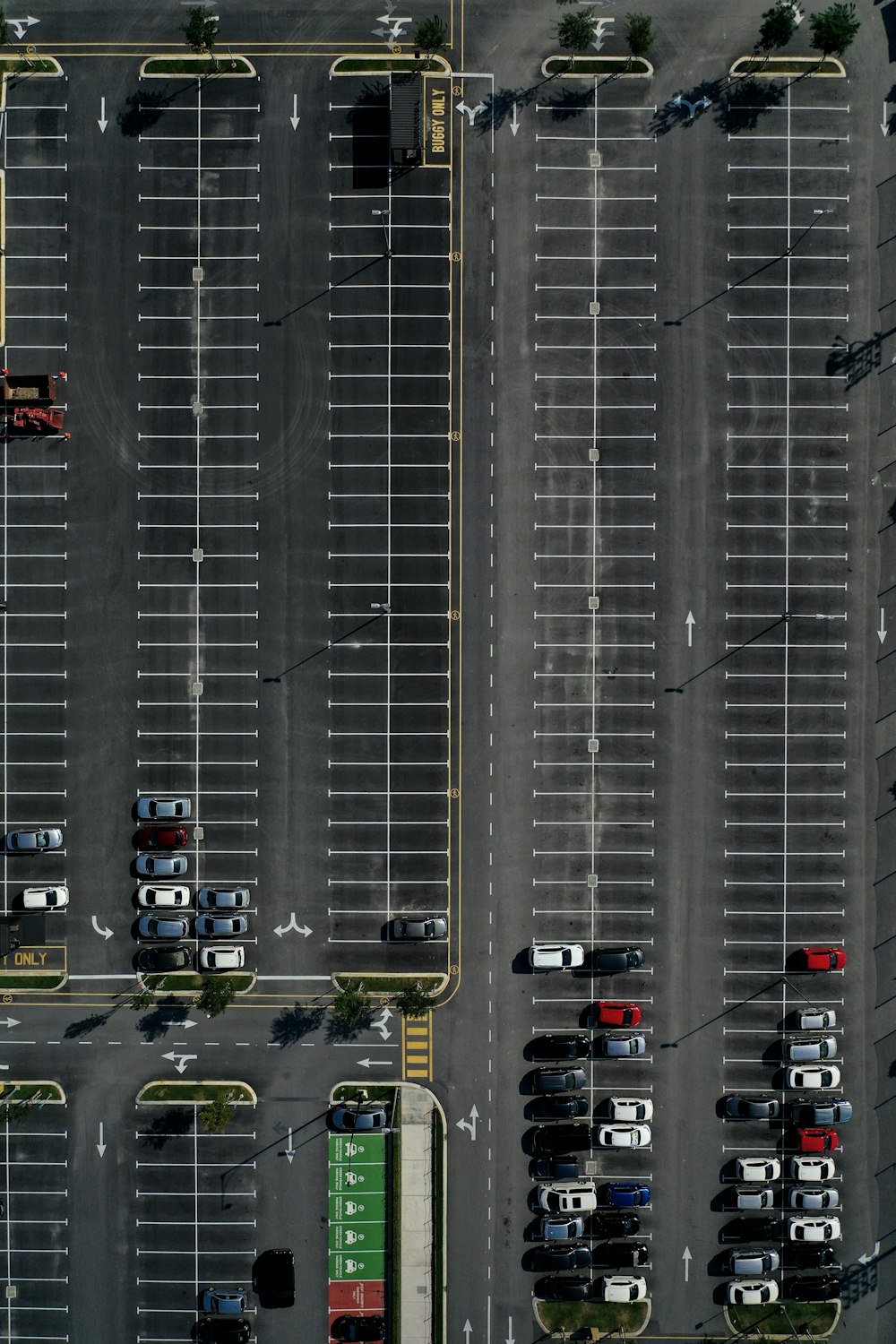 Vehículo estacionado en el estacionamiento durante el día