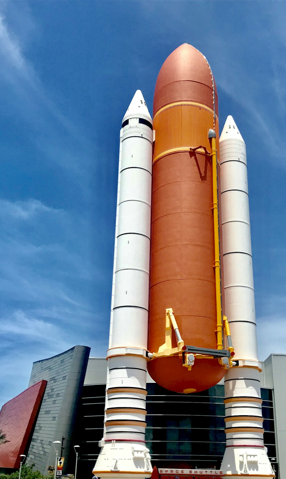 orangefarbenes und weißes Space Shuttle