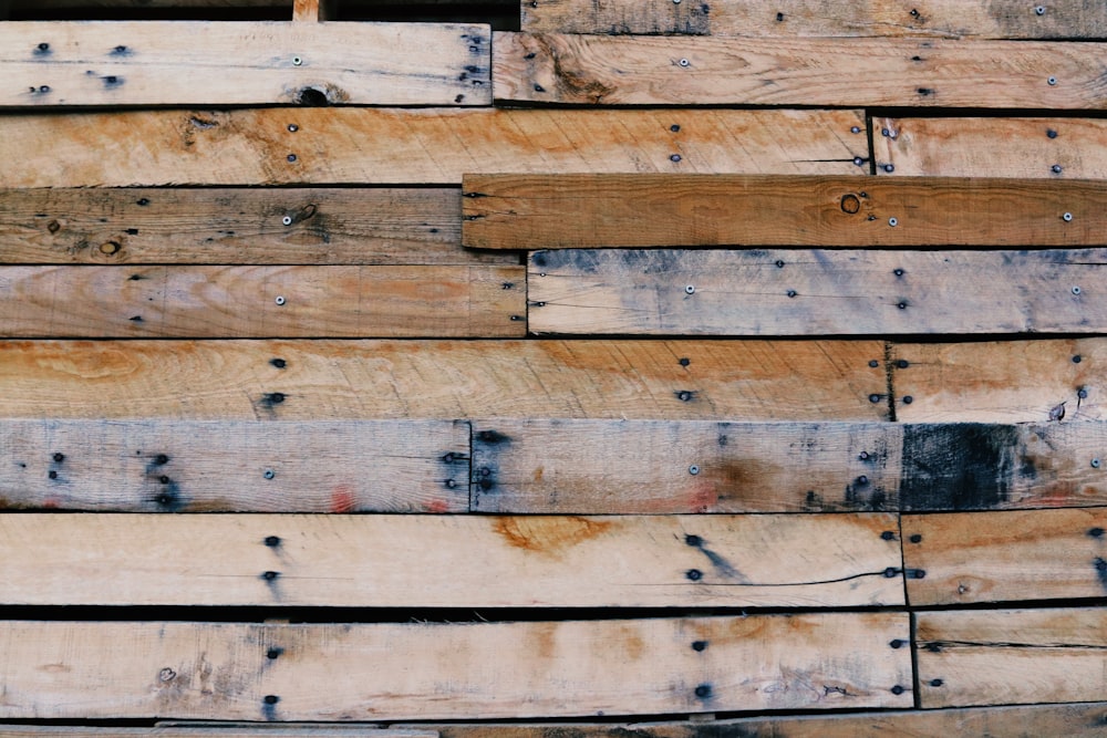 pared de madera marrón