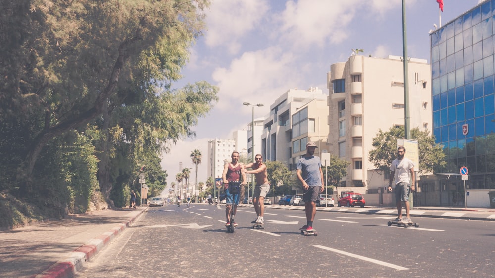 Gente caminando por la carretera asfaltada