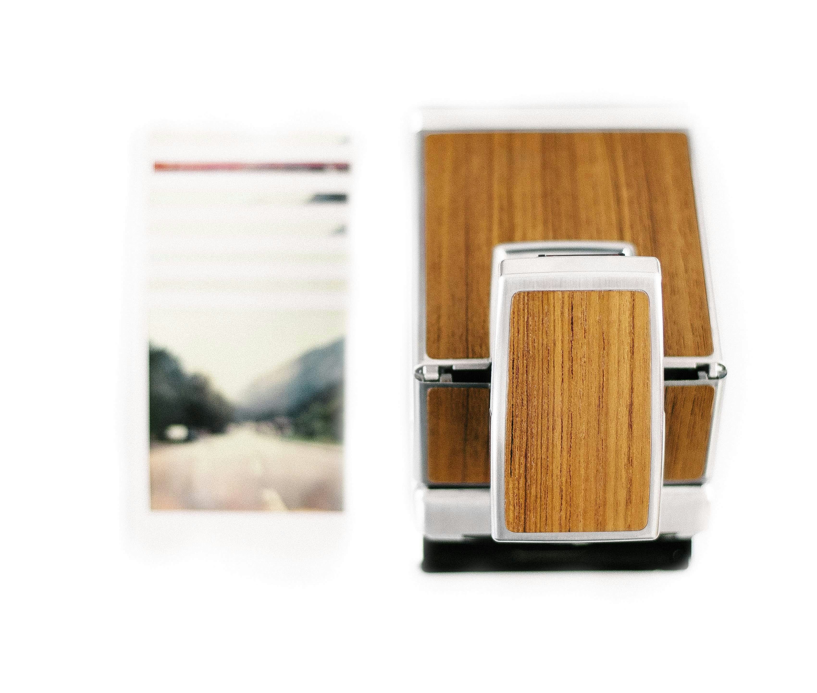 sourcil et récipient blanc sur surface blanche