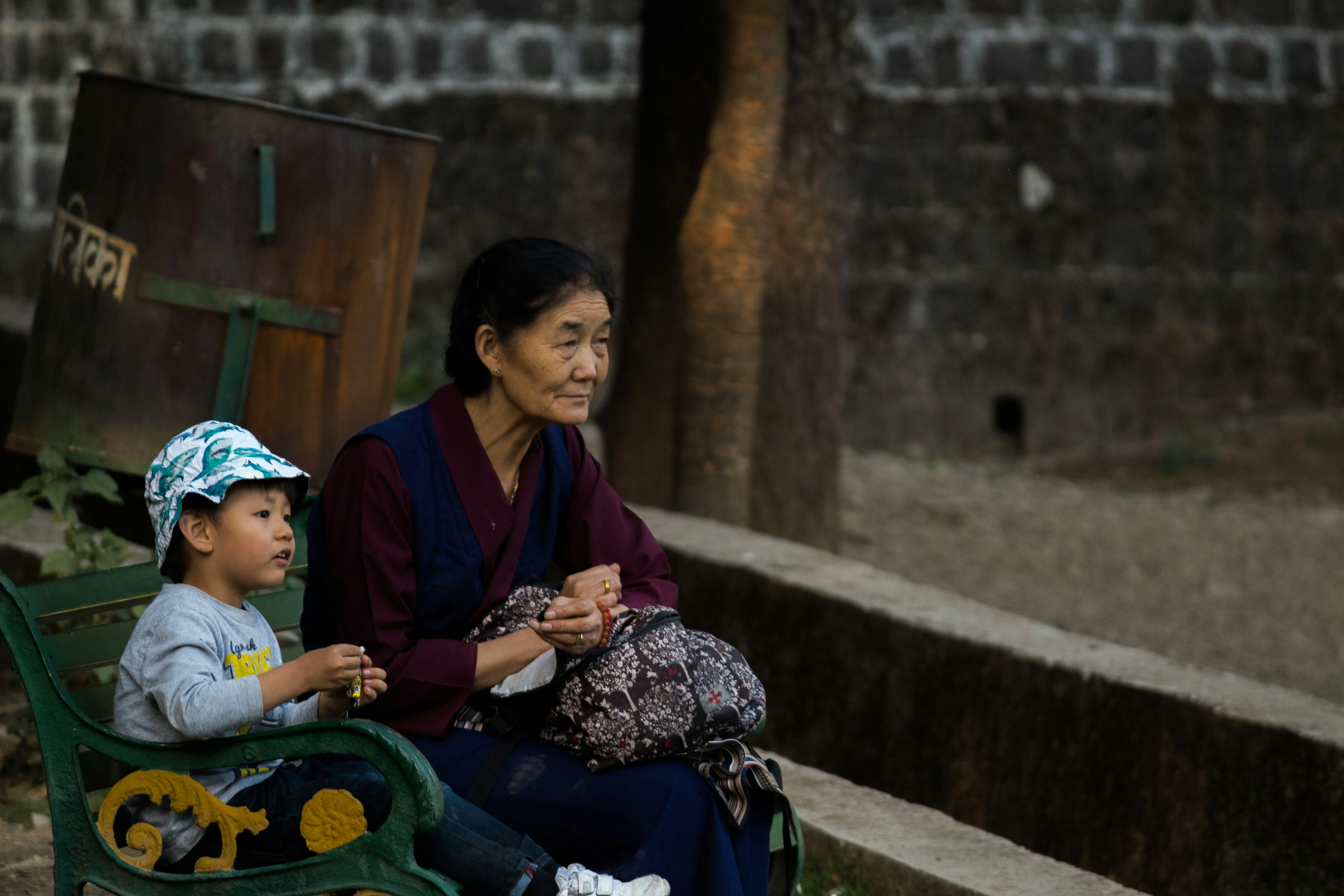 Ibu dan Anak duduk di bangku