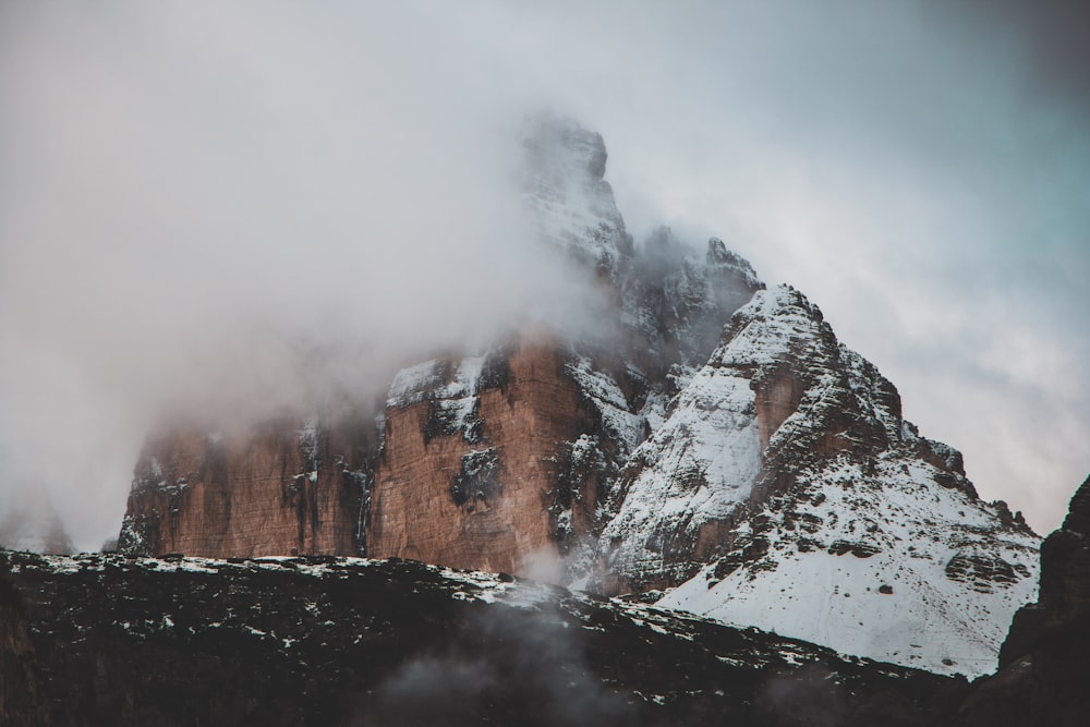 photographie de nature de montagne couverte de brouillards