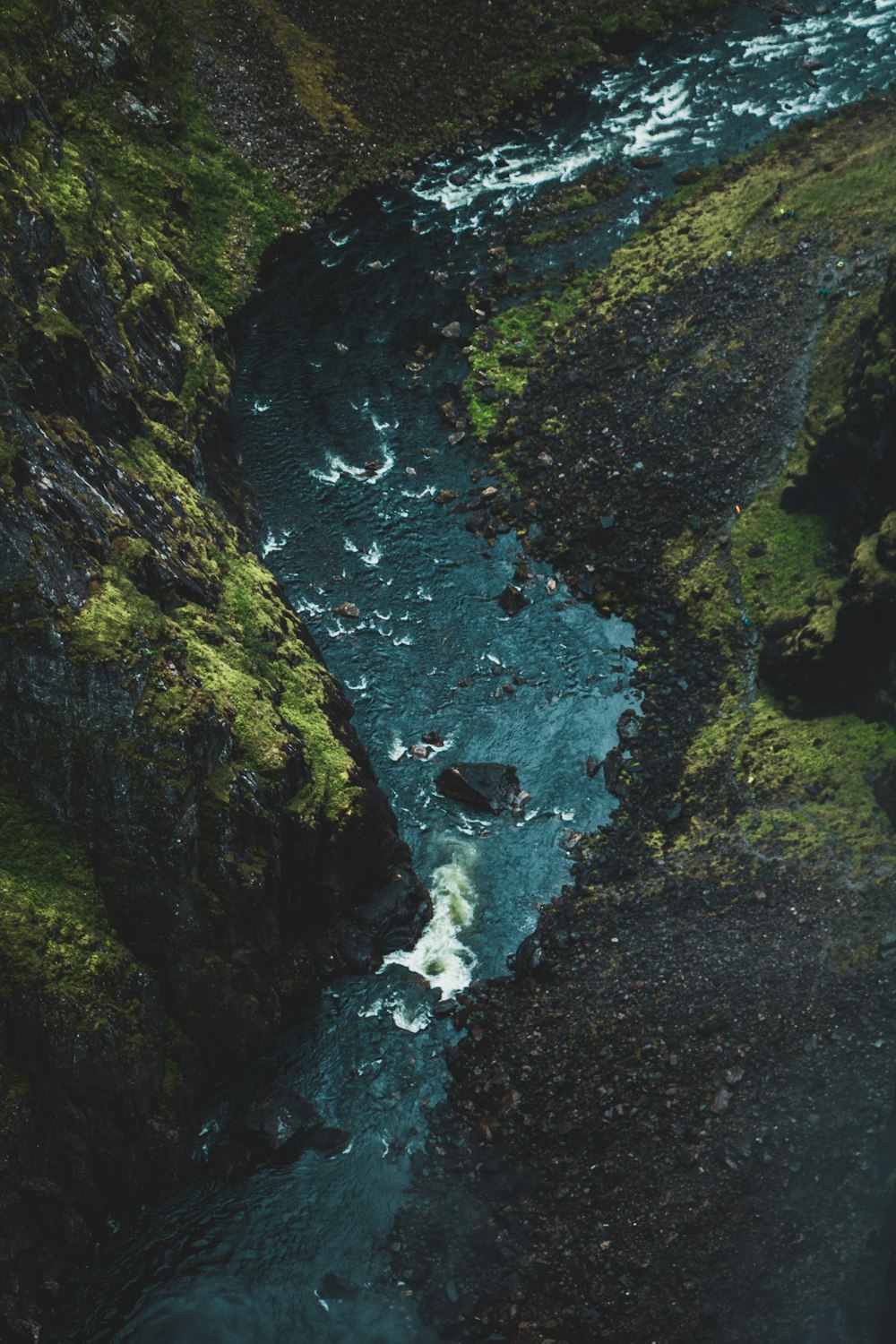 Fotografía de la vista superior de la cascada durante el día