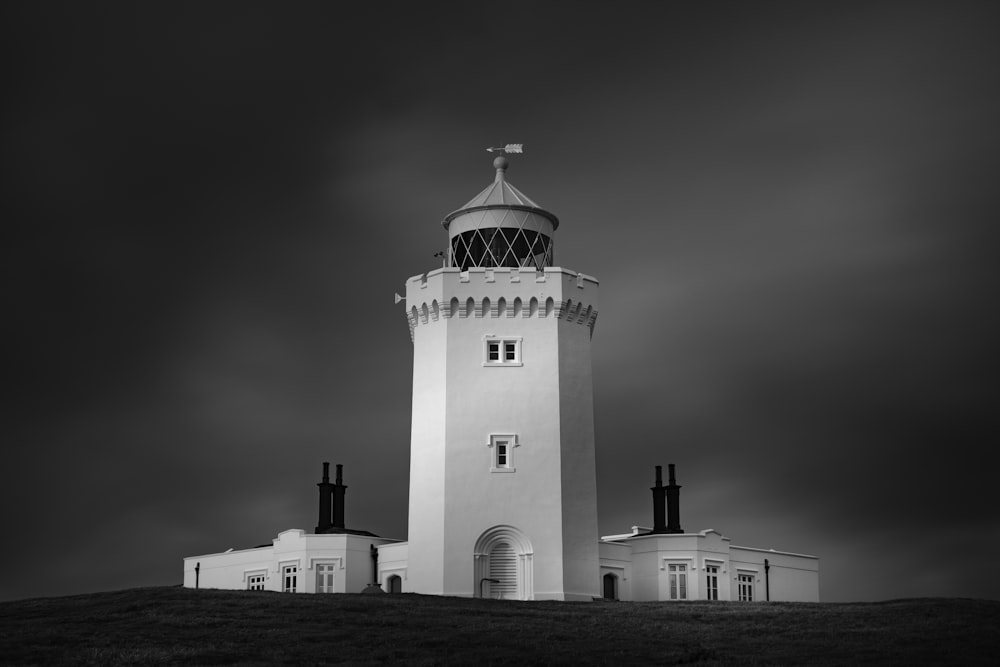 Photographie en niveaux de gris de la maison