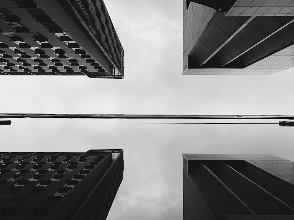 Fotografía en escala de grises de un edificio de ángulo bajo