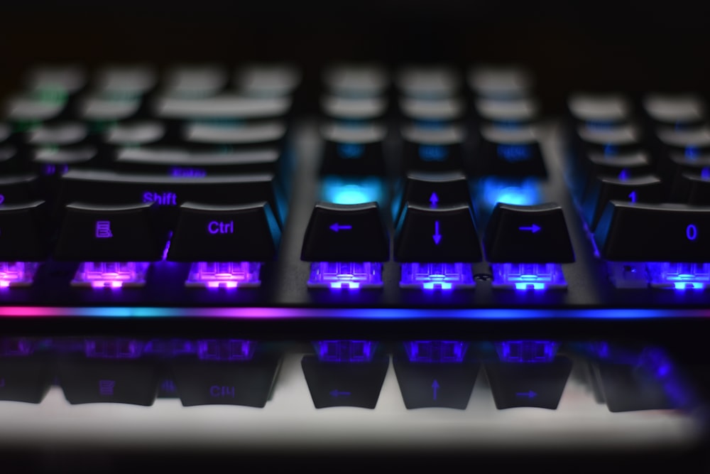 Fotografia a fuoco superficiale della tastiera nera del gioco del computer