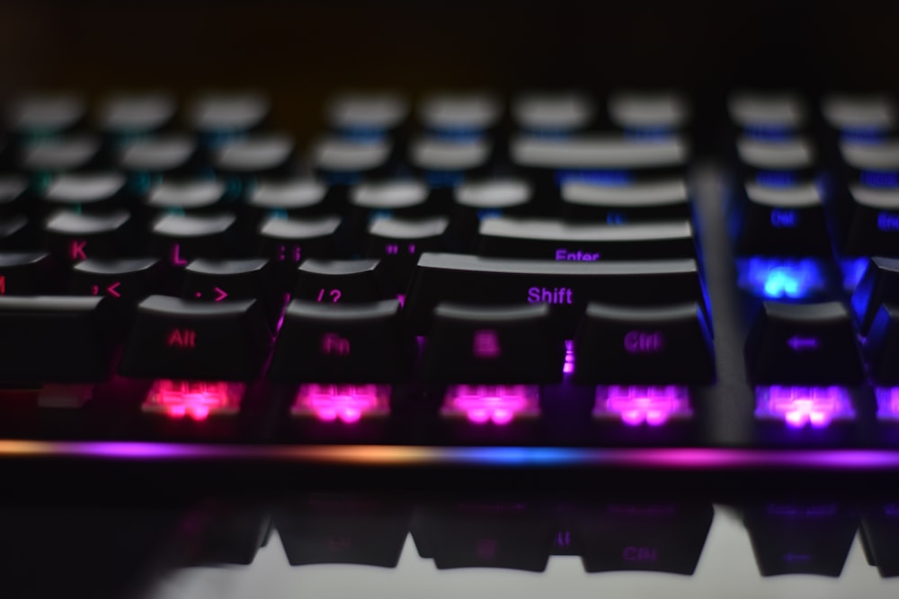 Fotografía de enfoque superficial del teclado negro de la computadora