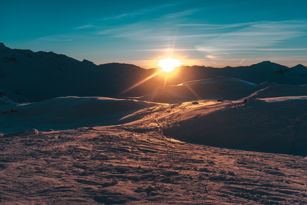 Silueta de la montaña durante la puesta del sol