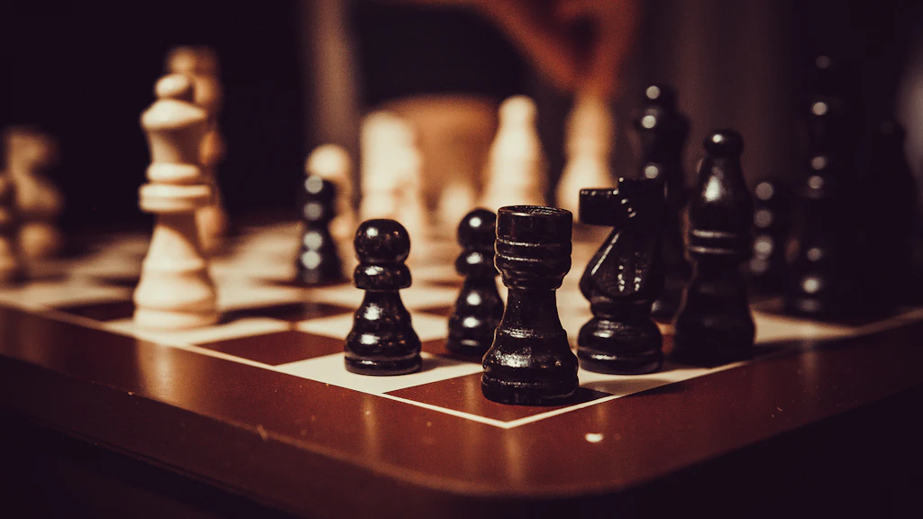 Pièces d'échecs illustrant la stratégie de sizing au flop