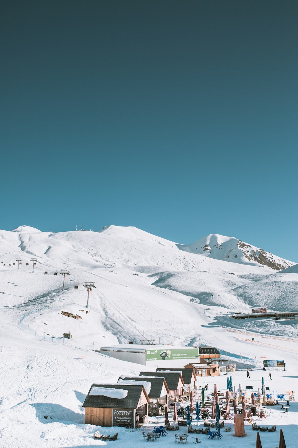 Montagna ghiacciata e case Scenry